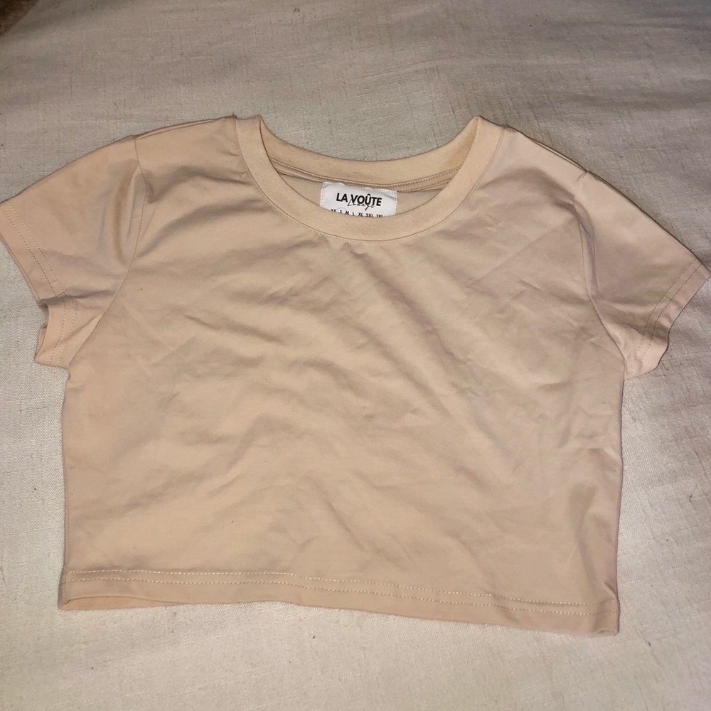 Nude cropped stretchy tee.
